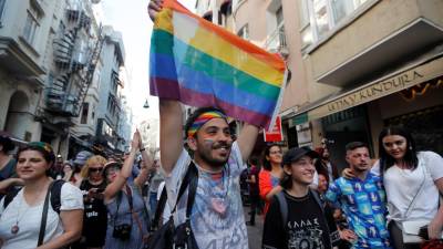 Polícia turca impede tradicional marcha de orgulho LGBT em Istambul