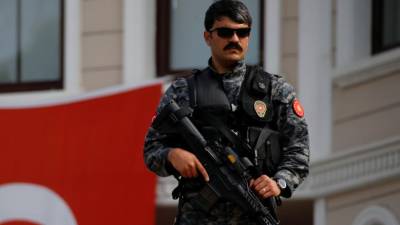 Polícia turca iniciou hoje uma operação para deter 68 soldados