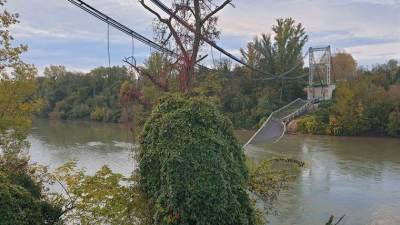 Ponte colapsa em Toulose causando a queda de camião e carro no rio