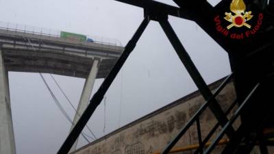 Ponte sobre auto-estrada cai em Itália
