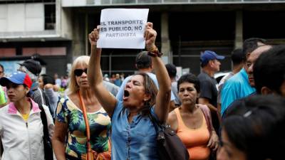 Populares da Venezuela saíram à rua com baldes vazios em protesto contra a falta de água