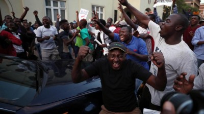 Populares recebem em euforia anúncio da demissão de Mugabe