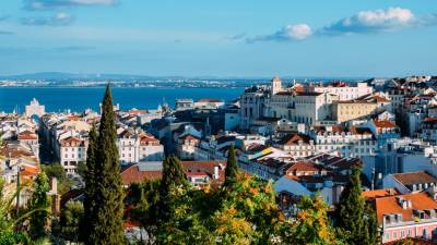 Prédio devoluto sofre derrocada parcial em Lisboa