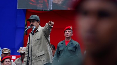 Presidente acusa Estados Unidos de ataque ao poder e ativa plano de defesa