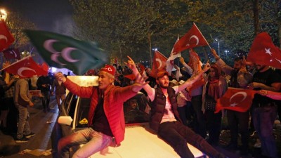 Presidente da Turquia reivindica vitória e felitica aliado