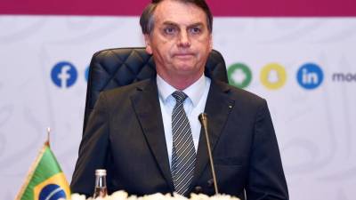 Presidente do Brasil demarca-se de declarações do filho sobre ditadura e diz que lamenta