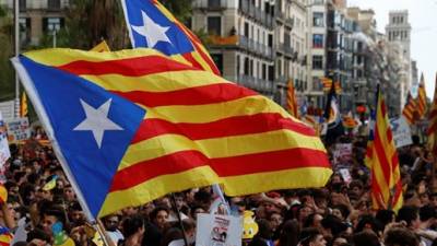 Presidente do governo regional da Catalunha forma executivo com detidos e exilados