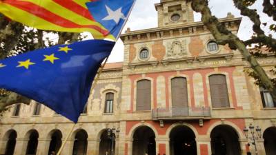 Presidente do parlamento da Catalunha adia plenário mas mantém investidura de Puigdemont