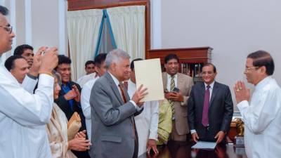 Presidente do Sri Lanka reconduz primeiro-ministro e alivia impasse político
