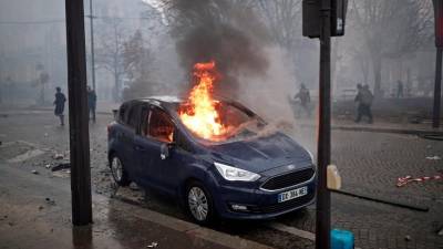 Presidente francês manifesta “vergonha” por protestos violentos