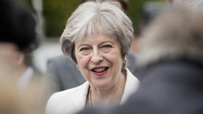 Primeira-ministra britânica felicita princípe Harry e Meghan Markle pelo casamento