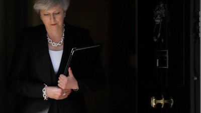 Primeira-ministra britânica pede desculpa por gestão do incêndio de torre em Londres