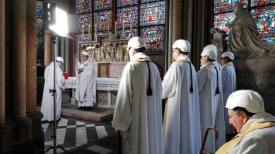 Primeira missa em Notre-Dame dois meses após o incêndio