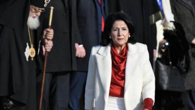Primeira mulher presidente da Geórgia tomou posse debaixo de contestação