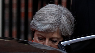 Primeiras páginas declaram Theresa May “por um fio”
