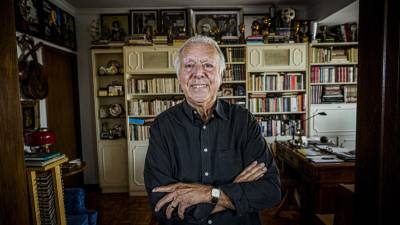 Primeiro-ministro condecora hoje Carlos do Carmo com a medalha de mérito cultural