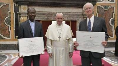 Prémio Ratzinger entregue pela primeira vez a um padre africano
