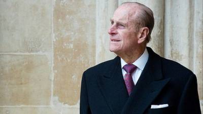 Príncipe Filipe, marido de Isabel II, hospitalizado para uma operação à anca