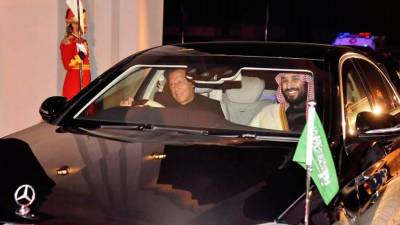 Príncipe herdeiro saudita chega ao Paquistão com a promessa de investir milhões