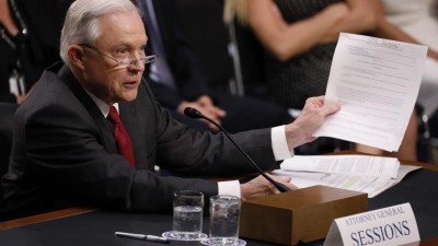 Procurador Jeff Sessions nega reuniões com russos para influenciar eleições dos EUA