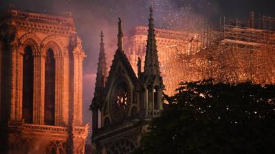 Procuradoria francesa abre investigação às causas do incêndio em Notre Dame