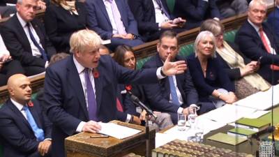 Proposta de eleições em dezembro aprovada na generalidade pelo parlamento britânico, mas dia incerto