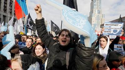Protesto em Moscovo contra lei de desconexão da Internet com várias detenções