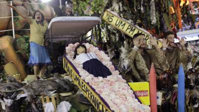 Protestos contra a violência no Rio voltam ao sambódromo com desfile de escolas