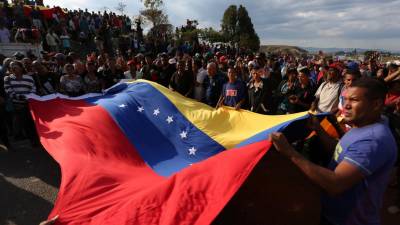 Protestos contra e a favor de Maduro marcam domingo na fronteira com Brasil