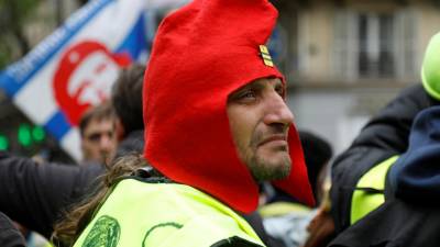 Protestos de coletes amarelos com menos manifestantes e sem violência