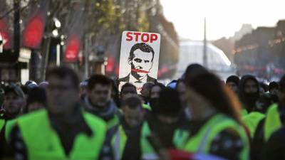 Protestos dos coletes amarelos continuaram este sábado apesar de anúncios de Macron