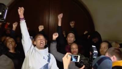 Protestos nos EUA após absolvição de polícia branco que matou jovem negro desarmado