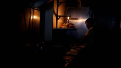 Protestos por falta de luz e de água chegam ao palácio presidencial de Miraflores