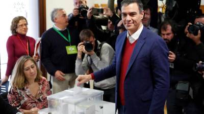 PSOE favorito nas eleições espanholas, mas longe da maioria absoluta e ameaçado pela subida da extrema-direita
