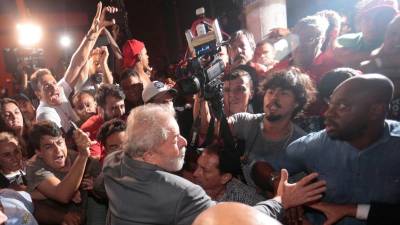 PT reafirma Lula como presidente e transfere provisoriamente sede para Curitiba