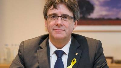 Puigdemont renuncia temporariamente à presidência e propõe Jordi Sanchez