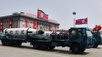 Pyongyang exibe possível novo míssil de longo alcance em desfile militar
