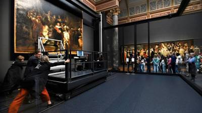 Quadro “A Ronda da Noite”, de Rembrandt, é restaurado em público em Amesterdão
