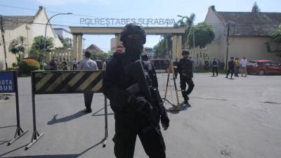 Quatro bombistas suicidas mortos no atentado contra esquadra de Surabaya, Indonésia