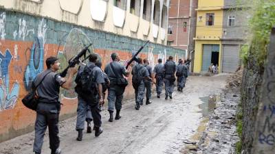 Quatro feridos, incluindo um polícia, em confrontos na maior favela do Rio de Janeiro