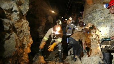 Quatro mineiros morrem numa mina depois de um terramoto na África do Sul