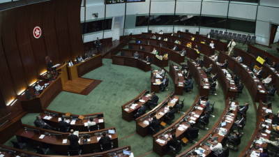 Quatro semanas de prisão para dois ex-deputados independentistas de Hong Kong