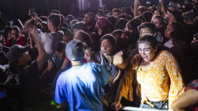 Queda de barreira no festival Global Citizen provoca o pânico
