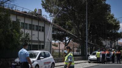 Queda de torre em Cascais provoca dois feridos graves e danos em dois edifícios