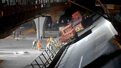 Queda de viaduto causa três mortos na China