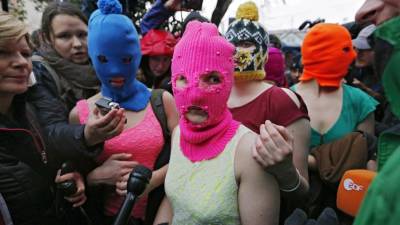 Quinze membros das ‘Pussy Riot’ detidas em véspera de eleições na Rússia