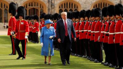 Rainha de Inglaterra vê saída da UE como “problema muito complexo”, diz Trump