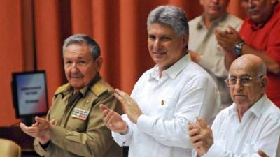 Raul Castro felicita Nicolás Maduro pela reeleição
