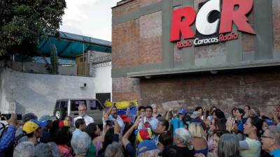 Rádio Caracas continua a resistir apesar da suspensão de emissão do regime