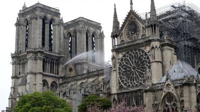 Reconstrução da emblemática catedral de Notre-Dame mobiliza doações à escala mundial